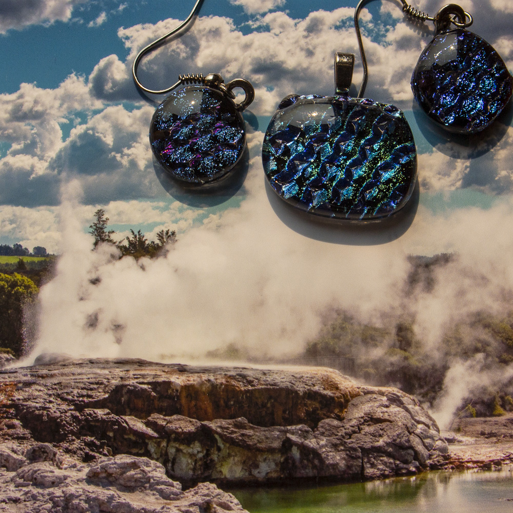 Blue wavy pendant and earrings